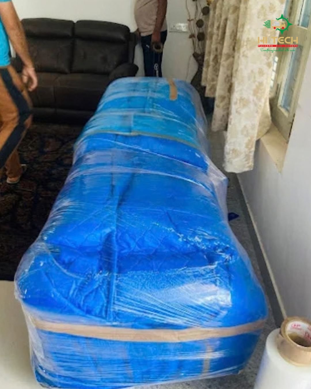 near-courier-office-packers-and-movers-loading-parcel-boxes